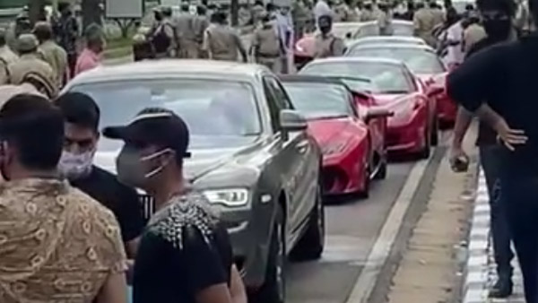 சொகுசு கார்களில் சுதந்திர தின கொண்டாட்டமா? ஓனர்களை சுற்றி வளைத்து பிடித்த ஹைதராபாத் போலீஸ்