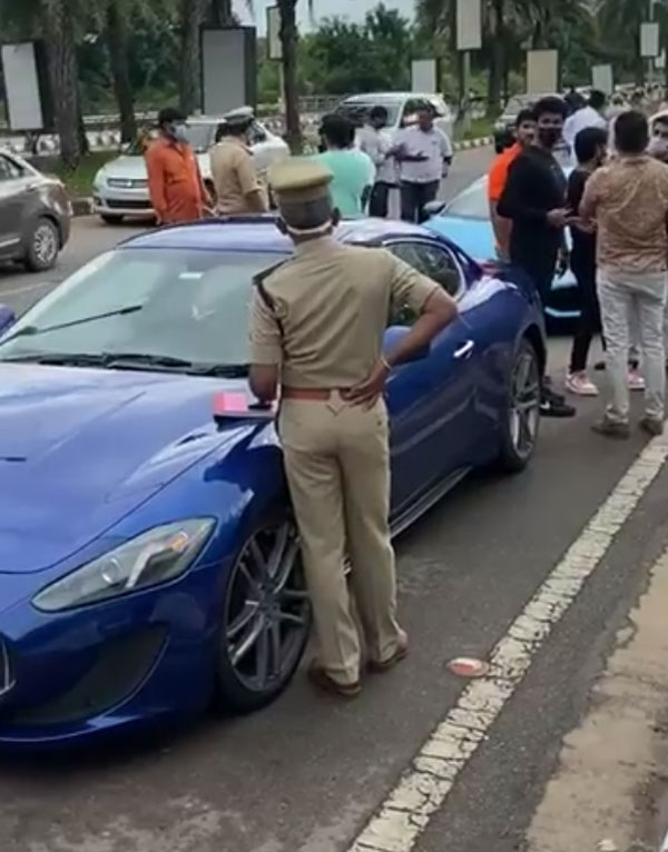 சொகுசு கார்களில் சுதந்திர தின கொண்டாட்டமா? ஓனர்களை சுற்றி வளைத்து பிடித்த ஹைதராபாத் போலீஸ்