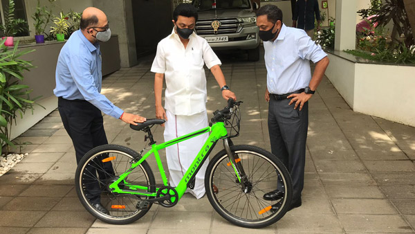 முதலமைச்சர் ஸ்டாலினுக்கு அன்பளிப்பாக வழங்கப்பட்ட பச்சை நிற இ-மிதிவண்டி... இதோட விலை எவ்ளோ தெரியுமா?..