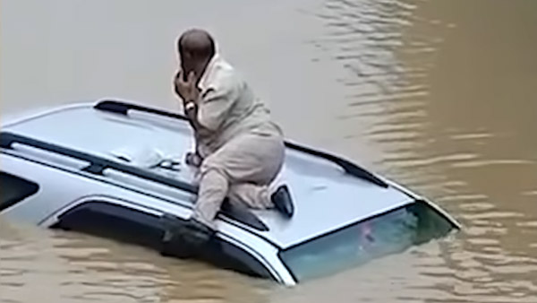 குளமோ அல்லது குட்டையோ கிடையாதுங்க, சாதாரண சுரங்க சாலை தான்!! உத்தர பிரதேசத்தில் அரங்கேறியுள்ள சம்பவம்