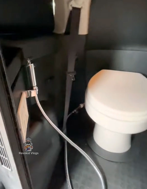 அவசரம்னா எங்கும் தேடி அலைய வேண்டாம்! இப்படி ஒரு வசதி எல்லாருடைய காருலையும் இருக்கணுங்க!