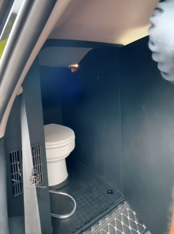 அவசரம்னா எங்கும் தேடி அலைய வேண்டாம்! இப்படி ஒரு வசதி எல்லாருடைய காருலையும் இருக்கணுங்க!