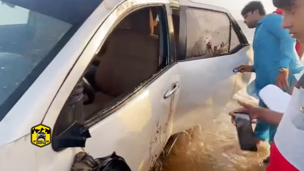 இதெல்லாம் தேவை தானா? கடற்கரையில் ‘பல்டி’ அடித்த Toyota Fortuner கார்!! வைரல் வீடியோ