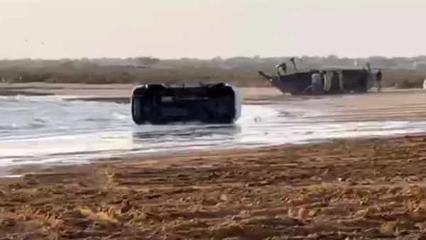 இதெல்லாம் தேவை தானா? கடற்கரையில் ‘பல்டி’ அடித்த Toyota Fortuner கார்!! வைரல் வீடியோ