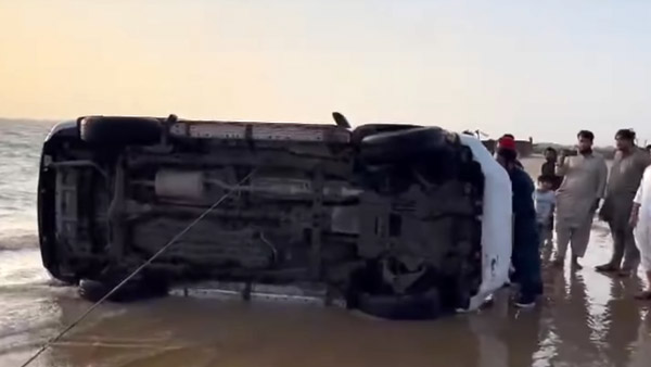 இதெல்லாம் தேவை தானா? கடற்கரையில் ‘பல்டி’ அடித்த Toyota Fortuner கார்!! வைரல் வீடியோ