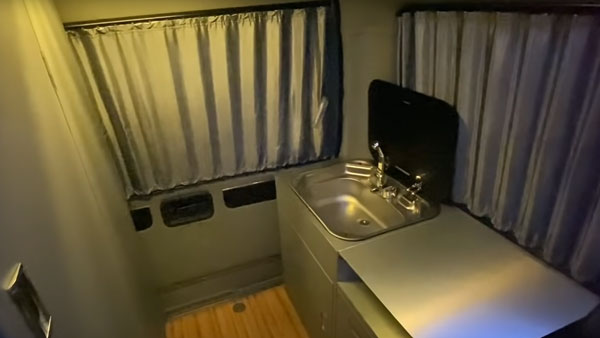 சமையலறை, கழிவறை என சின்ன வீடாகவே மாறிய Toyota Hiace... வாங்கினா இப்படி ஒரு வாகன்தான் வாங்கணும்!