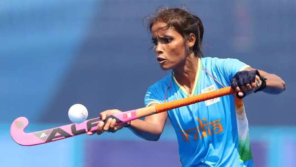 எப்படியாவது பதக்கதை வெல்லுங்கள்!! இந்திய மகளிர் ஹாக்கி அணியினருக்கு பரிசாக கார், வைர வியாபாரி அறிவித்தார்