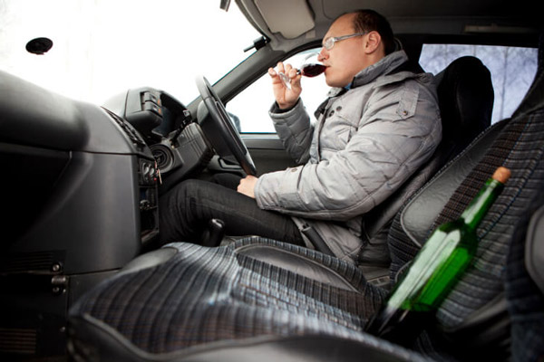 காருக்கு உள்ளே ஒயின் பாட்டிலை வைத்தால் என்ன நடக்கும் தெரியுமா? இந்த விஷயத்தை யாரும் சொல்ல மாட்டாங்க!