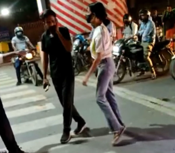 நட்ட நடு ரோட்டில் கார் டிரைவரிடம் மோசமாக நடந்து கொண்ட இளம்பெண்... வைரலாகும் வீடியோ!