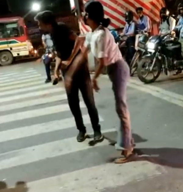 நட்ட நடு ரோட்டில் கார் டிரைவரிடம் மோசமாக நடந்து கொண்ட இளம்பெண்... வைரலாகும் வீடியோ!