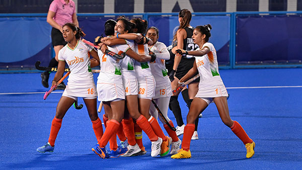 எப்படியாவது பதக்கதை வெல்லுங்கள்!! இந்திய மகளிர் ஹாக்கி அணியினருக்கு பரிசாக கார், வைர வியாபாரி அறிவித்தார்