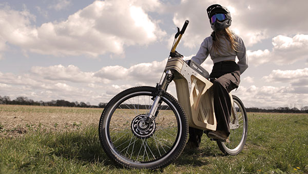 மர வேலை பார்ப்பவர் உருவாக்கிய இ-சைக்கிள்... மர பலகையினாலயே வடிவமைச்சிருக்காங்க... வேற லெவல் ஸ்டைல்ல இருக்கு!