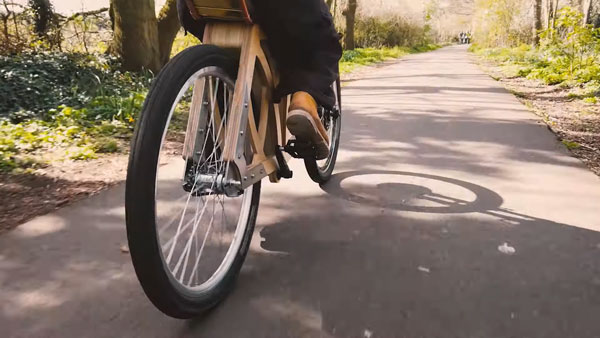 மர வேலை பார்ப்பவர் உருவாக்கிய இ-சைக்கிள்... மர பலகையினாலயே வடிவமைச்சிருக்காங்க... வேற லெவல் ஸ்டைல்ல இருக்கு!