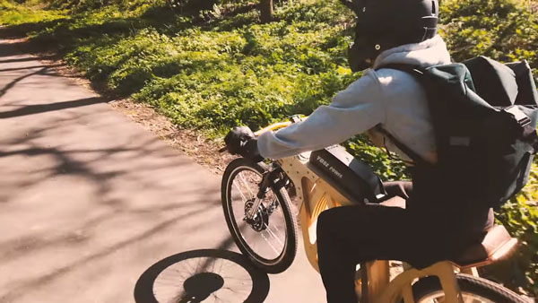 மர வேலை பார்ப்பவர் உருவாக்கிய இ-சைக்கிள்... மர பலகையினாலயே வடிவமைச்சிருக்காங்க... வேற லெவல் ஸ்டைல்ல இருக்கு!