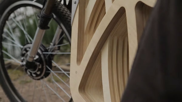 மர வேலை பார்ப்பவர் உருவாக்கிய இ-சைக்கிள்... மர பலகையினாலயே வடிவமைச்சிருக்காங்க... வேற லெவல் ஸ்டைல்ல இருக்கு!