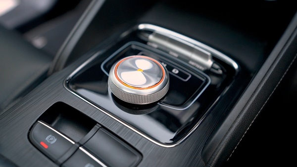 இவ்ளோ காஸ்ட்லியான எலெக்ட்ரிக் காரே இந்த அளவுக்கு சேல்ஸ் ஆகுதா? அப்ப பெட்ரோல், டீசல் கார்லாம் கொஞ்ச வருஷம்தான்!