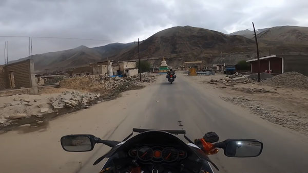 லடாக்கிற்கு சூப்பர்பைக்கில் செல்வதே இவ்வளவு கடினமானதா!! அப்போ நடந்தே செல்பவர்களின் நிலை...!