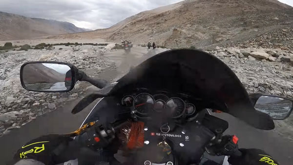 லடாக்கிற்கு சூப்பர்பைக்கில் செல்வதே இவ்வளவு கடினமானதா!! அப்போ நடந்தே செல்பவர்களின் நிலை...!