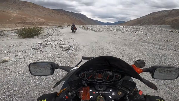 லடாக்கிற்கு சூப்பர்பைக்கில் செல்வதே இவ்வளவு கடினமானதா!! அப்போ நடந்தே செல்பவர்களின் நிலை...!