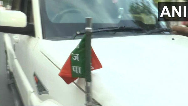 ‘PRESS' போன்ற ஸ்டிக்கர்களை வாகனங்களில் இனி ஒட்டக்கூடாது!! சென்னை ஹைக்கோர்ட் அதிரடி உத்தரவு!