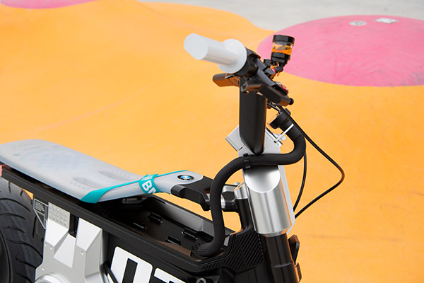 சின்ன பசங்ககூட ஓட்டலாம்... புதிய ஸ்டைலில் BMW CE 02 எலெக்ட்ரிக் மொபட்... கான்செப்ட் மாடலாக அறிமுகம்!