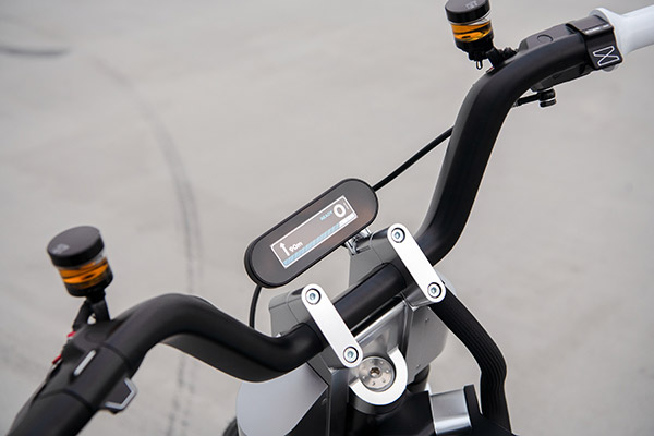 சின்ன பசங்ககூட ஓட்டலாம்... புதிய ஸ்டைலில் BMW CE 02 எலெக்ட்ரிக் மொபட்... கான்செப்ட் மாடலாக அறிமுகம்!