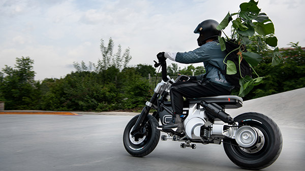 சின்ன பசங்ககூட ஓட்டலாம்... புதிய ஸ்டைலில் BMW CE 02 எலெக்ட்ரிக் மொபட்... கான்செப்ட் மாடலாக அறிமுகம்!