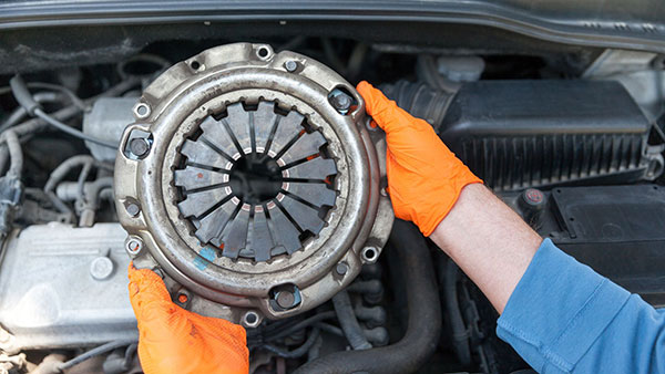 உங்க கார் கிளட்ச்சின் ஆயுட்காலம் பல மடங்கு உயரும்... எப்படினு தெரியுமா? இந்த ட்ரிக்ஸை யாரும் சொல்ல மாட்டாங்க!