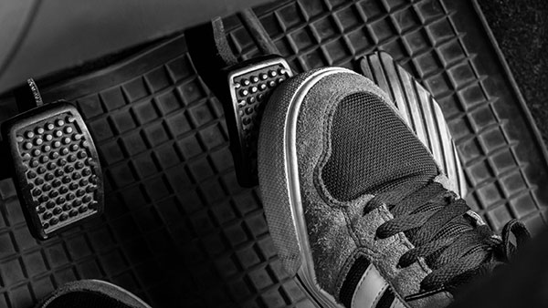 உங்க கார் கிளட்ச்சின் ஆயுட்காலம் பல மடங்கு உயரும்... எப்படினு தெரியுமா? இந்த ட்ரிக்ஸை யாரும் சொல்ல மாட்டாங்க!