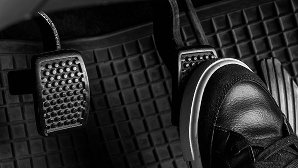 உங்க கார் கிளட்ச்சின் ஆயுட்காலம் பல மடங்கு உயரும்... எப்படினு தெரியுமா? இந்த ட்ரிக்ஸை யாரும் சொல்ல மாட்டாங்க!