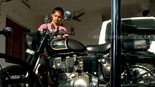 வெறும் 19 வயது தான்!! ராயல் என்பீல்டு பைக்குகளை பழுதுப்பார்ப்பதில் புகுந்து விளையாடும் கேரள இளம்பெண்!