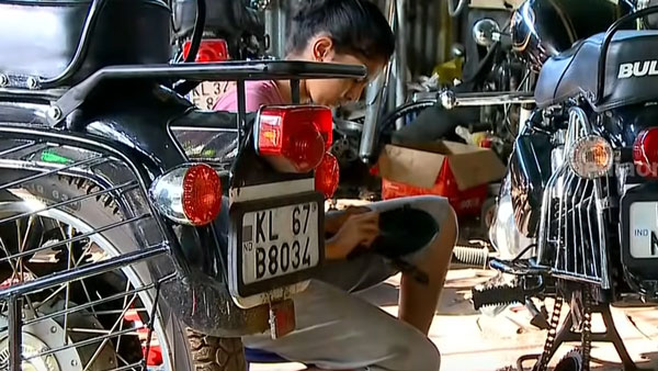 வெறும் 19 வயது தான்!! ராயல் என்பீல்டு பைக்குகளை பழுதுப்பார்ப்பதில் புகுந்து விளையாடும் கேரள இளம்பெண்!