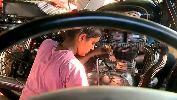 வெறும் 19 வயது தான்!! ராயல் என்பீல்டு பைக்குகளை பழுதுப்பார்ப்பதில் புகுந்து விளையாடும் கேரள இளம்பெண்!