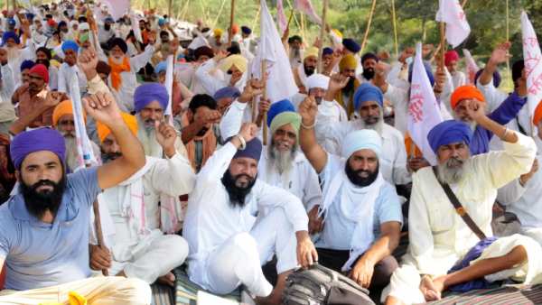 துணை போலீஸ் கமிஷ்னரின் காலின் மீது காரை ஏற்றிய போராட்டக்காரர்!! சிறிதுநேரத்தில் பரபரப்பாகிய முக்கிய சாலை