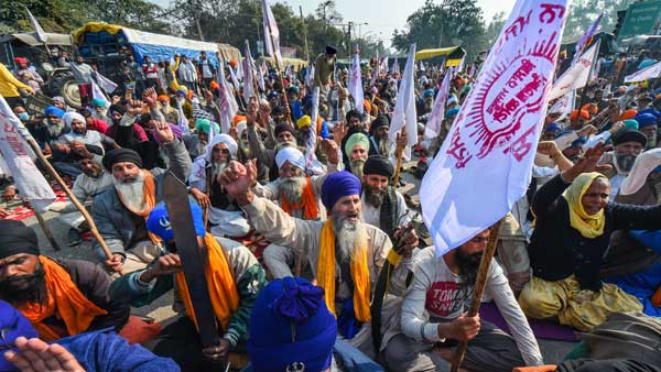 துணை போலீஸ் கமிஷ்னரின் காலின் மீது காரை ஏற்றிய போராட்டக்காரர்!! சிறிதுநேரத்தில் பரபரப்பாகிய முக்கிய சாலை