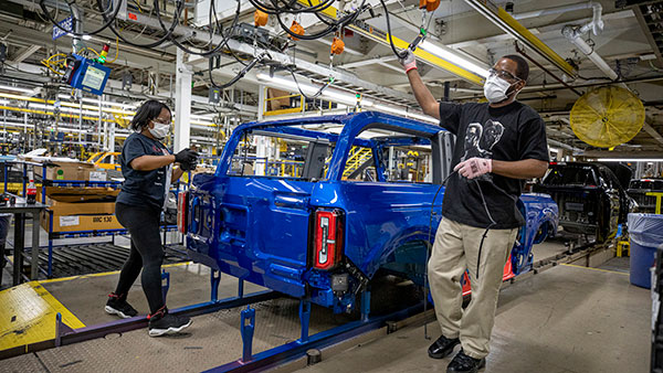 வாடிக்கையாளர்களுக்கு பரிசாக ‘சரக்கு’!! ஃபோர்டின் வித்தியாசமான அறிவிப்பு - இந்தியாவில் இல்லைங்க!