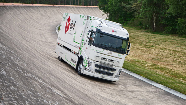 நடுவுல எங்கயுமே ரீசார்ஜ் செய்யல!! 1,099கிமீ பயணம் - கின்னஸ் புத்தகத்தில் இடம்பிடித்த எலக்ட்ரிக் லாரி!!