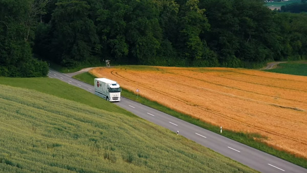 நடுவுல எங்கயுமே ரீசார்ஜ் செய்யல!! 1,099கிமீ பயணம் - கின்னஸ் புத்தகத்தில் இடம்பிடித்த எலக்ட்ரிக் லாரி!!