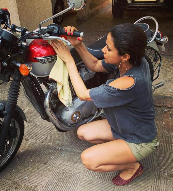 ரொம்ப வித்தியாசமா இருக்காங்கலே... ஜாவா பைக்கை வாங்கிய பிரபல நடிகை... இவங்களை யார்னு தெரியுதா?