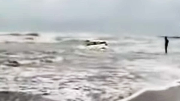 அலைகளுக்கு நடுவே சிக்கிக்கொண்ட ஐ20 கார்!! உள்ளே ஆள் வேற இருக்காங்க போலயே - ஷாக்கிங் வீடியோ!