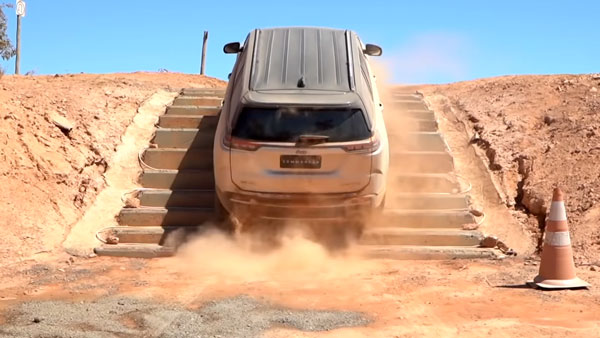 காம்பஸ் மாடலையே மிஞ்சிவிடும்!! ஆஃப்-ரோடில் கலக்கும் புதிய ஜீப் கமெண்டர், இந்தியாவில் எப்போது அறிமுகமாகும்?