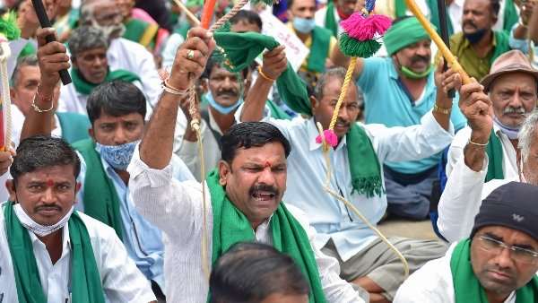 துணை போலீஸ் கமிஷ்னரின் காலின் மீது காரை ஏற்றிய போராட்டக்காரர்!! சிறிதுநேரத்தில் பரபரப்பாகிய முக்கிய சாலை