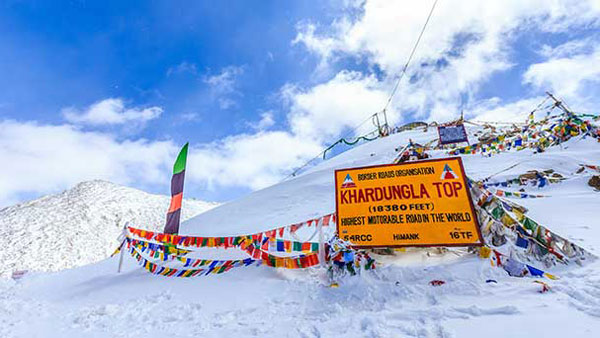 லடாக்கிற்கு சூப்பர்பைக்கில் செல்வதே இவ்வளவு கடினமானதா!! அப்போ நடந்தே செல்பவர்களின் நிலை...!