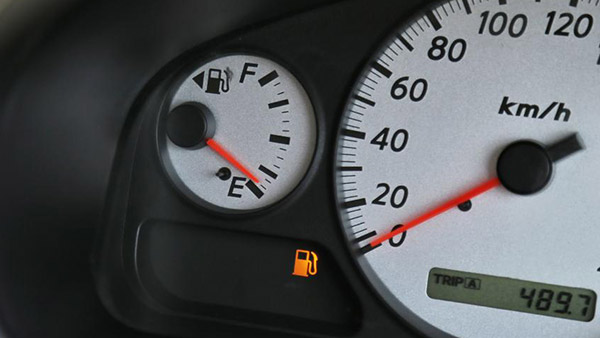 எரிபொருள் ரொம்ப கம்மியா இருக்கு... பக்கத்துல பெட்ரோல் பங்க் வேற இல்ல... அந்த நேரத்தில் என்ன செய்யணும் தெரியுமா