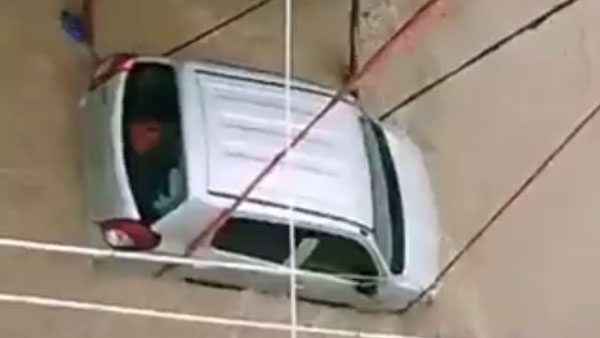 இப்படியும் மழை வெள்ளத்தை எதிர்கொள்ளலாமா? இத்தன நாள இது தெரியாம போச்சே! இணையத்தில் வைரலாகும் வீடியோ!