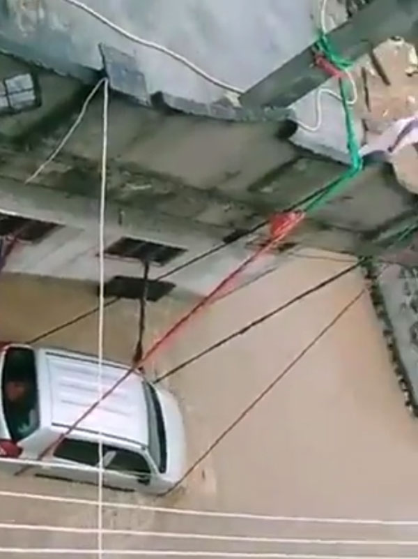 இப்படியும் மழை வெள்ளத்தை எதிர்கொள்ளலாமா? இத்தன நாள இது தெரியாம போச்சே! இணையத்தில் வைரலாகும் வீடியோ!