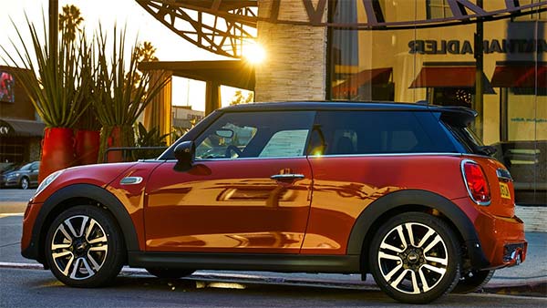 வரிசையா வாங்கி குவிக்கறாரு... மேலும் ஒரு விலை உயர்ந்த காரை வாங்கிய நடிகர் பிருத்விராஜ்... எவ்ளோனு தெரியுமா?