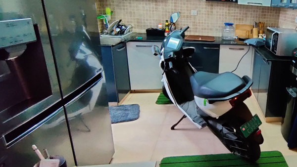 எலெக்ட்ரிக் ஸ்கூட்டரை சமையலறையில் வைத்து சார்ஜ் செய்த இளைஞர்... இந்த நிலைமை யாருக்குமே வரக் கூடாது!