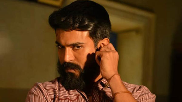 பிரபல நடிகையை அடுத்து மிக மிக விலையுயர்ந்த பென்ஸ் காரை வீட்டுக்கு ஓட்டி வந்த ராம் சரண்... விலைய கேட்டு தலை கிருகிருனு ஆகுது!