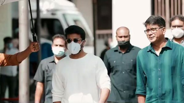 பிரபல நடிகையை அடுத்து மிக மிக விலையுயர்ந்த பென்ஸ் காரை வீட்டுக்கு ஓட்டி வந்த ராம் சரண்... விலைய கேட்டு தலை கிருகிருனு ஆகுது!